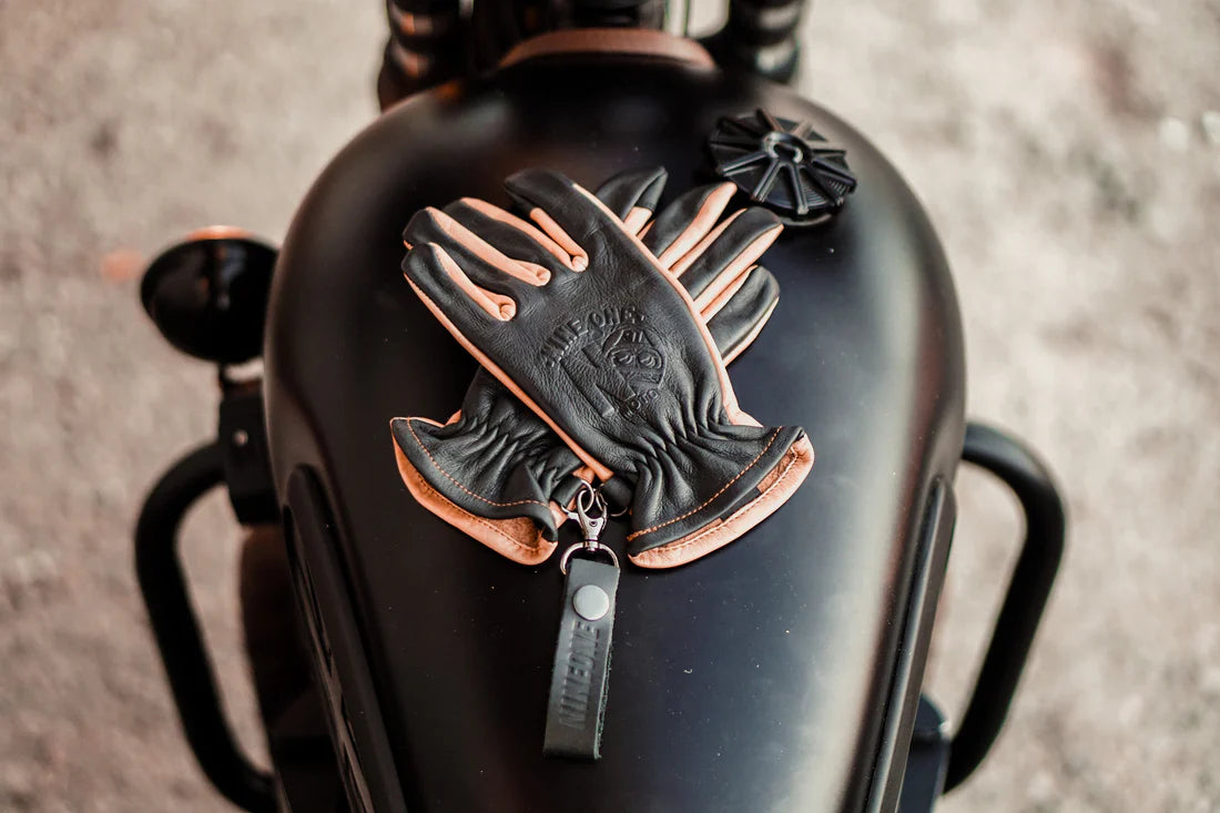 Mischievous Gloves Black / Tan